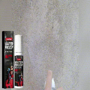 Dettaglio applicazione spray impermeabilizzante JAKEHOE su materiale da esterno