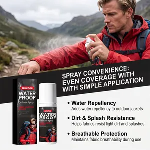 Uomo che usa lo spray impermeabilizzante Jakehoe su una giacca rossa da trekking
