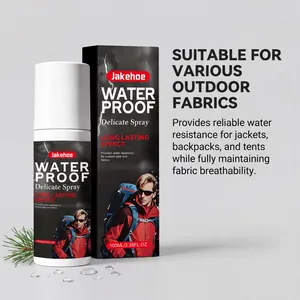 Primo piano dello spray impermeabilizzante Jakehoe 100ml e confezione per tessuti da esterno.