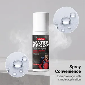 Dettaglio che mostra la copertura uniforme e l'effetto idrorepellente dello spray JAKEHOE