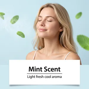 Primer plano de una mujer sonriente disfrutando del aroma fresco de menta