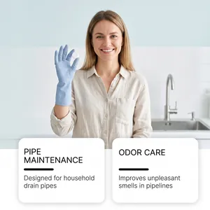 Femme tenant une tablette de nettoyage de drain pour l'entretien des tuyaux domestiques.