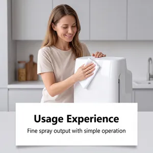 Mujer limpiando superficie de plástico blanco para un acabado brillante