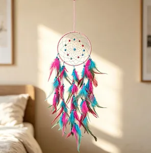 Detail van een kleurrijke dromenvanger met roze en blauwe veren voor muurdecor