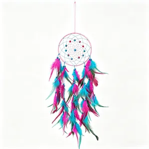 Close-up van levendige roze en blauwe veren op een handgemaakte decoratieve dromenvanger