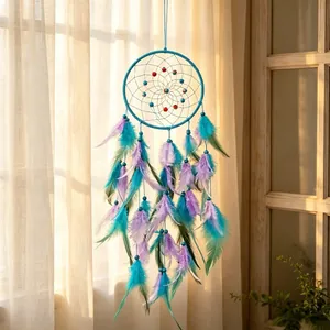 Handgemaakte dromenvanger met blauwe en paarse veren voor creatieve wanddecoratie in huis