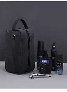 Große schwarze Kulturtasche aus Segeltuch für Herren mit Pflegeprodukten für Reisen