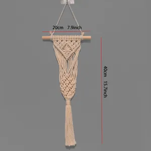 Handgewebter Boho Makramee Wandbehang mit Holzstab und Quastendetail, 40 cm Länge.