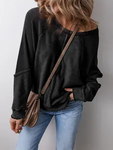 Detail eines lässigen schwarzen Sweatshirts mit sichtbaren Nähten und Waffelstruktur.