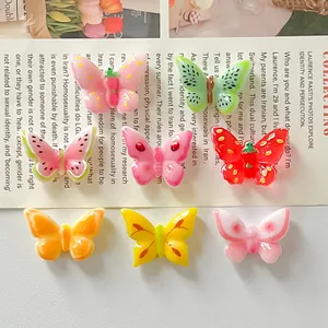 Dijes de mariposa de resina con patrones de frutas coloridas para manualidades DIY.
