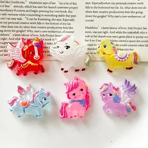 Vista detallada de seis coloridos dijes de unicornio de resina para manualidades y joyas.
