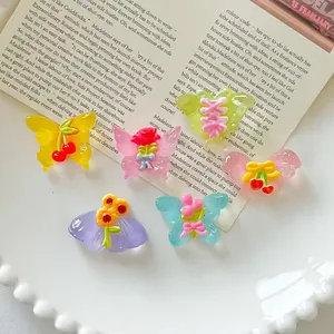 Χρωματιστά DIY αξεσουάρ ρητίνης με σχήματα λουλουδιών και πεταλούδων σε σελίδα