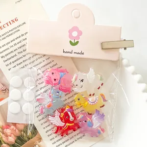 Vista detallada de dijes de unicornio de resina de colores para manualidades DIY.