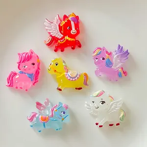 Primer plano de dijes de poni de resina de colores para pinzas de pelo y llaveros DIY