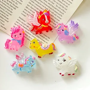 Vista detallada de seis coloridos dijes de resina de caballos y unicornios para joyería DIY