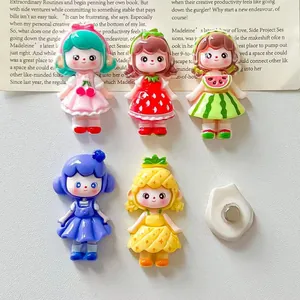 Dettaglio di calamite da frigo in resina colorata serie ragazze frutta