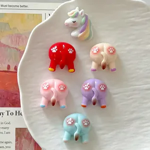 Detailansicht bunter Harz-Tierpo- und Einhorn-Charms für kreative DIY-Handwerksprojekte
