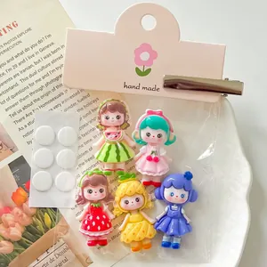 Vista dettagliata di ciondoli in resina a forma di ragazza frutta per progetti fai-da-te