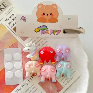 Detaillierte Nahaufnahme von süßem Tier-Po-Harzzubehör für Handyhüllen und Kühlschrankmagnete