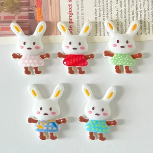 Detailansicht von 5 bunten, süßen Harz-Hasenfiguren für DIY-Bastel- und Schmuckprojekte