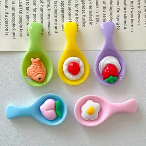 Detaillierte Nahaufnahme von niedlichem buntem Harz-DIY-Löffel-Zubehör mit Food-Design