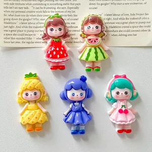 Dettaglio di ciondoli in resina con ragazze a tema frutta per accessori per capelli fai da te
