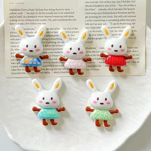 Detailansicht bunter Harz-Hasenanhänger für DIY-Bastelarbeiten und Zubehör