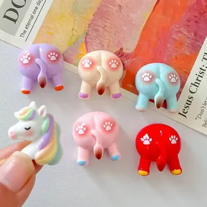 Detailansicht süßer Einhorn- und Tier-Resin-Charms für DIY-Bastelprojekte.