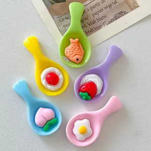 Nahaufnahme von niedlichen, bunten Mini-Resin-Löffelanhängern mit verschiedenen Miniatur-Lebensmitteln