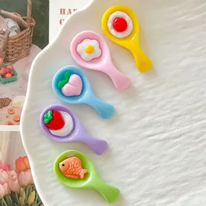 Detailansicht bunter Harzlöffel-Anhänger mit süßen Essensminiaturen für DIY