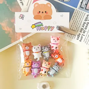Vue détaillée de charmes en résine de chat dessin animé colorés pour projets de bricolage