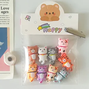Détail d'un lot de 9 mini breloques chat en résine dans un emballage cartoon mignon