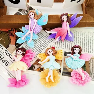 Primer plano detallado de accesorios para el cabello de resina con elfos y hadas para niñas