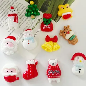 Dettaglio di ciondoli natalizi in resina colorata per accessori cover cellulari