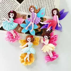 Primer plano detallado de cinco coloridas pinzas para el cabello de resina de hadas para niñas pequeñas