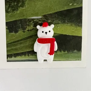 Primo piano di un ciondolo orso polare bianco con sciarpa rossa per decorazioni fai-da-te
