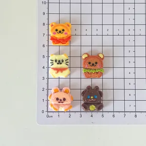 Miniatur-Harz-Bären und Katzen-Charms für DIY-Bastelarbeiten, Größe auf dem Messraster gezeigt.