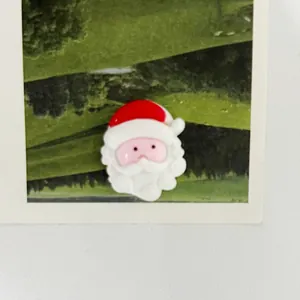 Primo piano di un ciondolo di Babbo Natale per accessori per cover del telefono e gioielli DIY