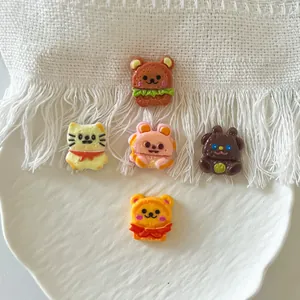 Detailansicht von fünf süßen Miniatur-Harz-Tieranhängern für DIY-Handyhüllen-Handwerk