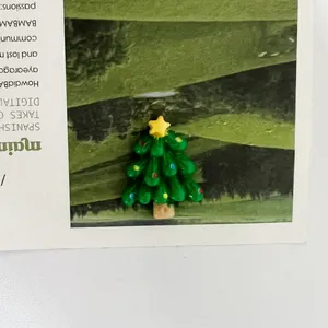 Primo piano dettagliato di un ciondolo ad albero di Natale in resina verde per gioielli DIY