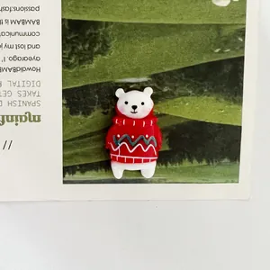 Dettaglio di una simpatica statuina di orso polare con un maglione natalizio rosso