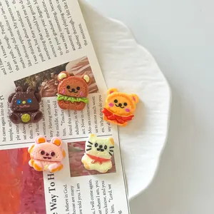 Detailansicht von süßen Bärenkeks-Harzanhängern für DIY-Bastelzubehör und Dekoration