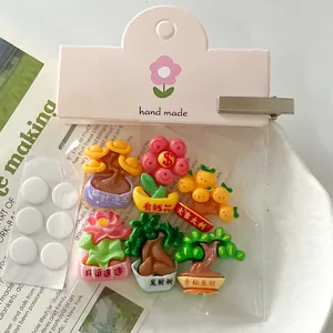 Gedetailleerde weergave van gelukkige bonsai hars bedeltjes voor DIY telefoonhoesjes en clips