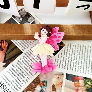 Detalle de una linda pinza para el cabello de hada de resina con alas rosas