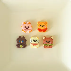Detaillierte Nahaufnahme von bunten Tierfiguren-Harzkeksen für kreative DIY-Bastelprojekte.