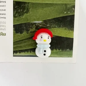 Dettaglio di un simpatico ciondolo pupazzo di neve in resina per custodie fai-da-te