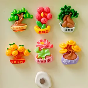 Detailopname van kleurrijke 3D-hars geluksbonsai-bedeltjes met diverse Chinese zegeningen