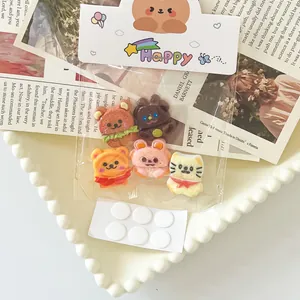Detailansicht von 5 Mini-Resin-Tierfiguren mit Klebepunkten für DIY-Bastelarbeiten