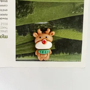 Dettaglio macro di un ciondolo a forma di renna in resina per decorazioni fai-da-te