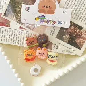Makroansicht von fünf Mini-Bären- und Hasen-Keksanhängern in süßer Verpackung für DIY-Projekte